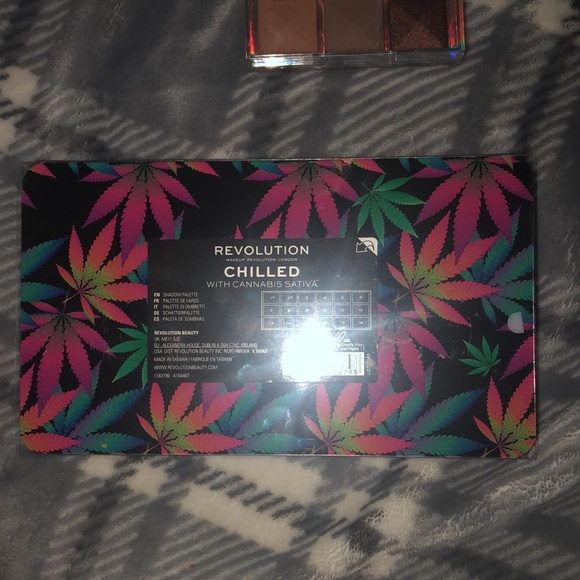 A set of 2 makeup shadow palettes - Revolution - Picture 3 of 8